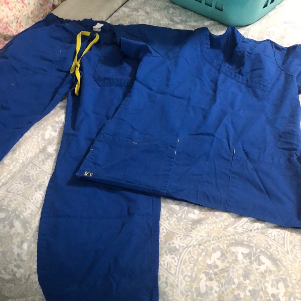 Maevn scrubs